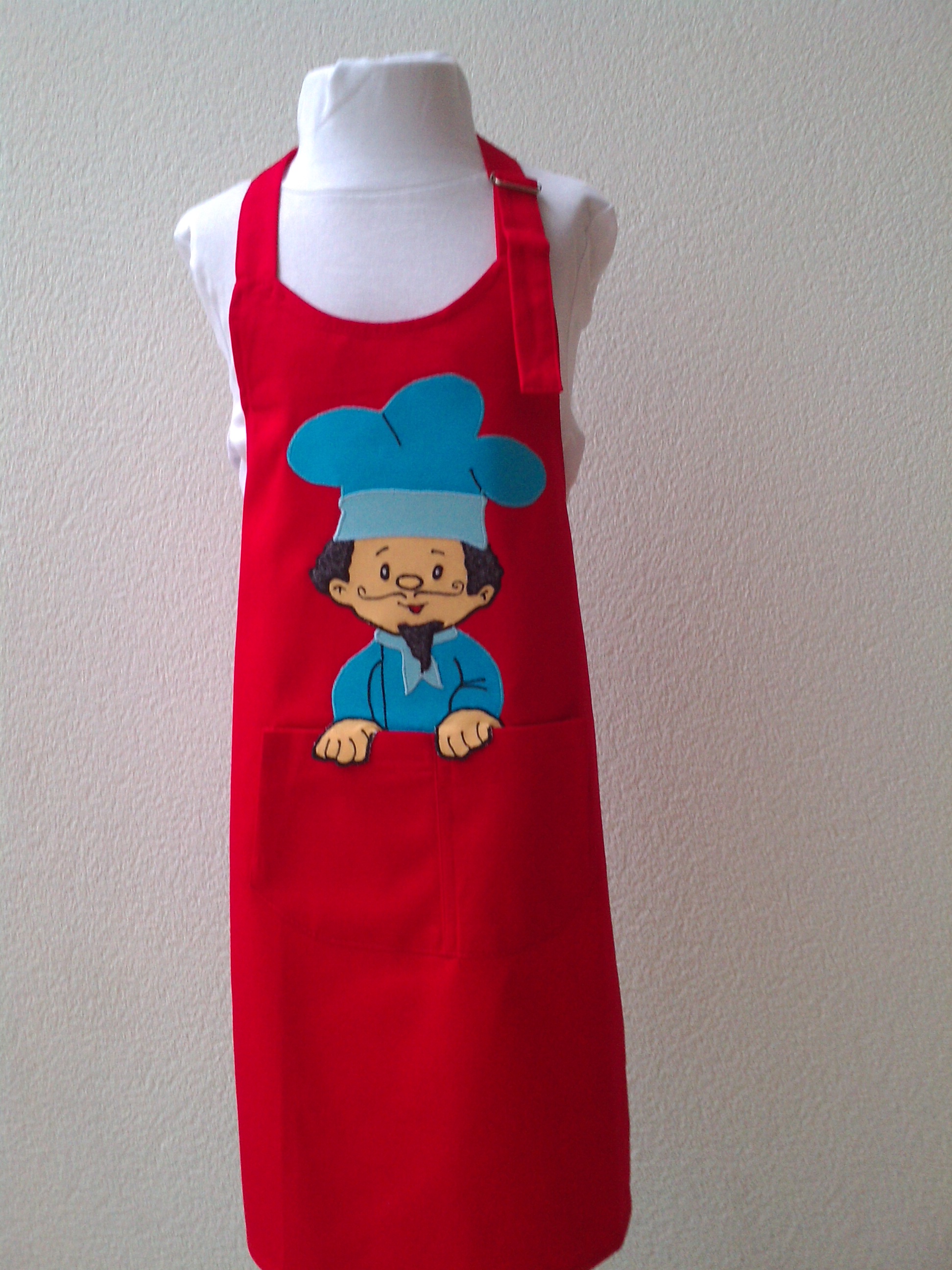 Davantal infantil vermell amb la imatge d'un cuiner.